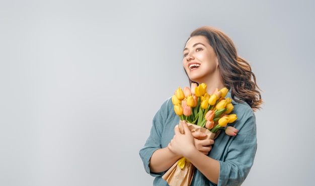 Foto vrouw met bloemen.