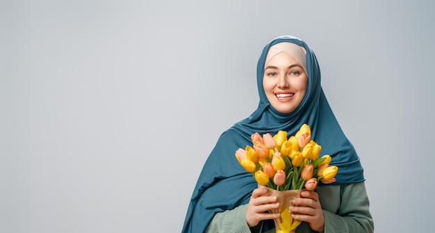 Foto vrouw met bloemen.