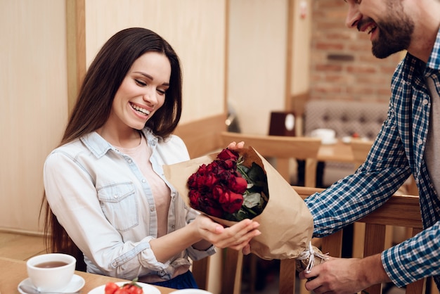 Vrouw met Bloemglimlach en Gelukkig.