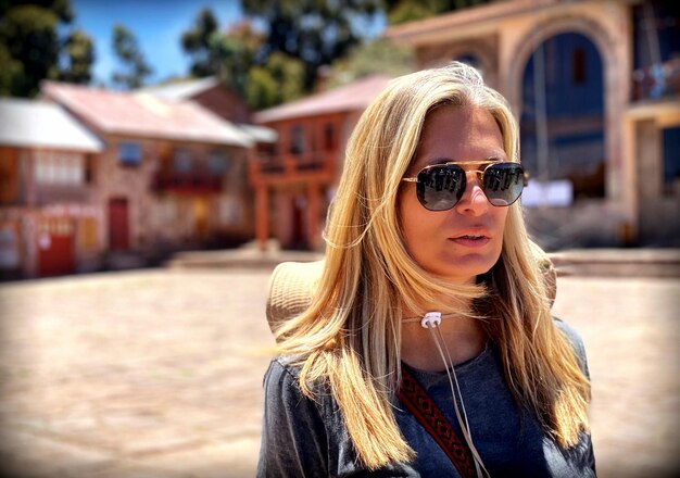 Foto vrouw met blond haar met een zonnebril.