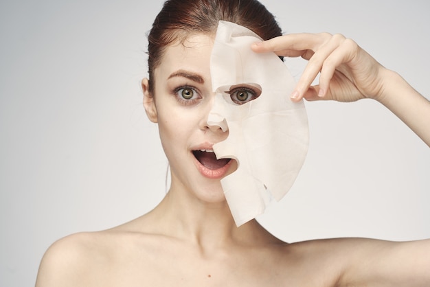 Vrouw met blote schouders en gezichtsmasker huidverzorging cosmetica