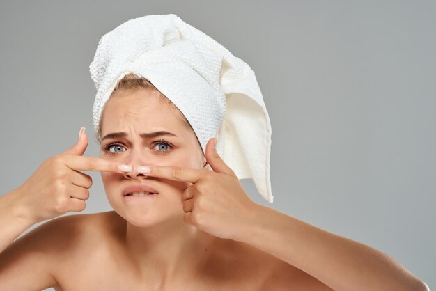 Foto vrouw met blote schouders gezichtshuidverzorging acne dermatologie close-up foto van hoge kwaliteit