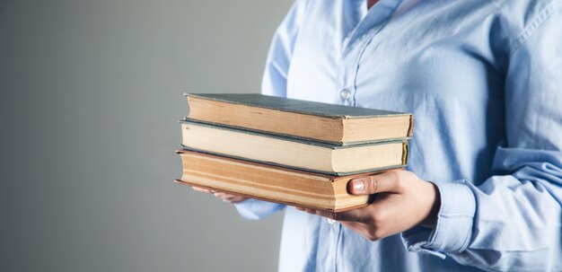 Vrouw met boeken onderwijs concept