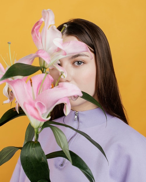 Vrouw met boeket bloemen