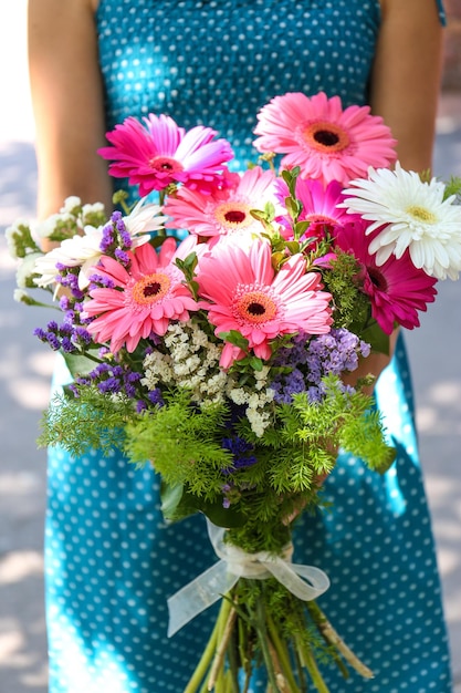 Vrouw met boeket roze bloemen