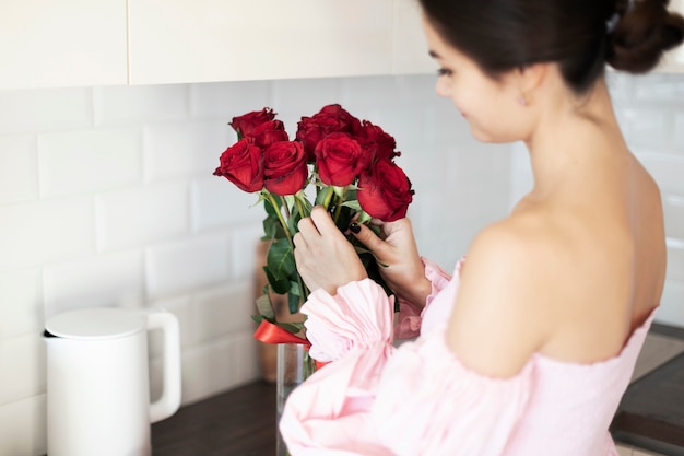 Vrouw met boeket van mooie rode rozen voor Valentijnsdag