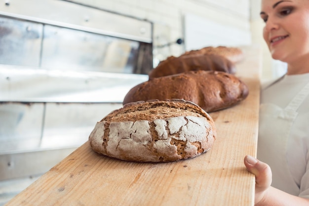 Foto vrouw met brood op hout