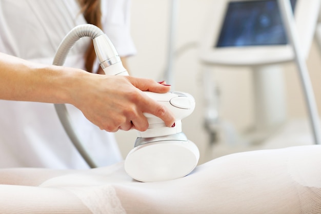 Vrouw met buikbehandeling in schoonheidssalon