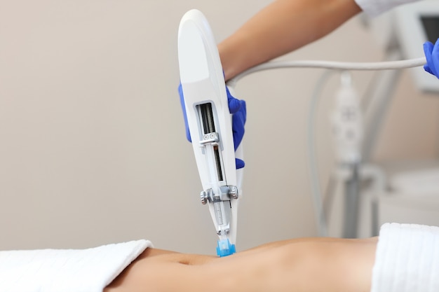 vrouw met buikmesotherapie in schoonheidssalon