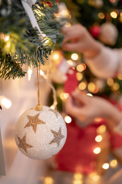 Vrouw met cadeau en cadeau voor kerst- en nieuwjaarsfeest thuis.