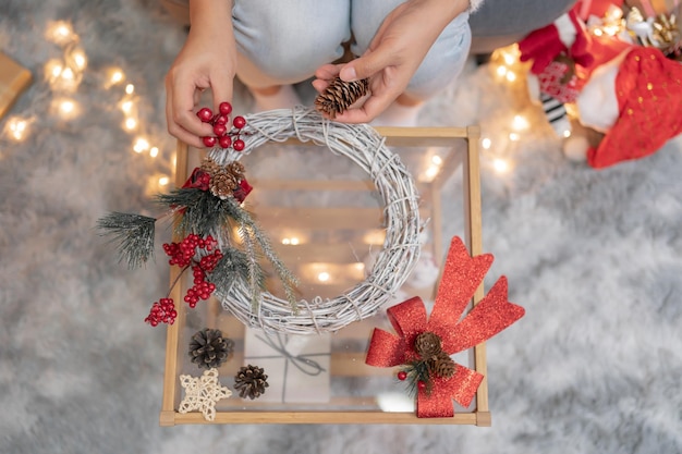 Vrouw met cadeau en cadeau voor kerst- en nieuwjaarsfeest thuis.