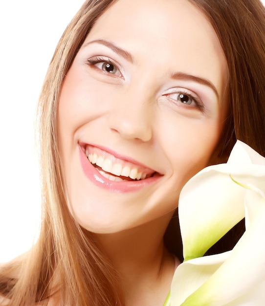 Foto vrouw met calla bloemen