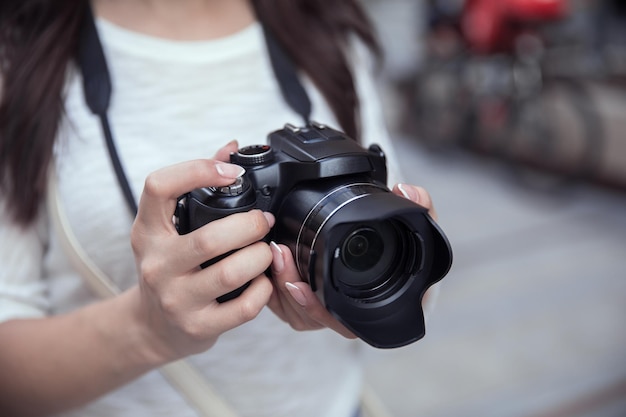 Vrouw met camera op straat