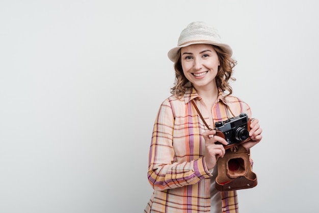 vrouw met camera, reizen, reiziger. Geïsoleerd