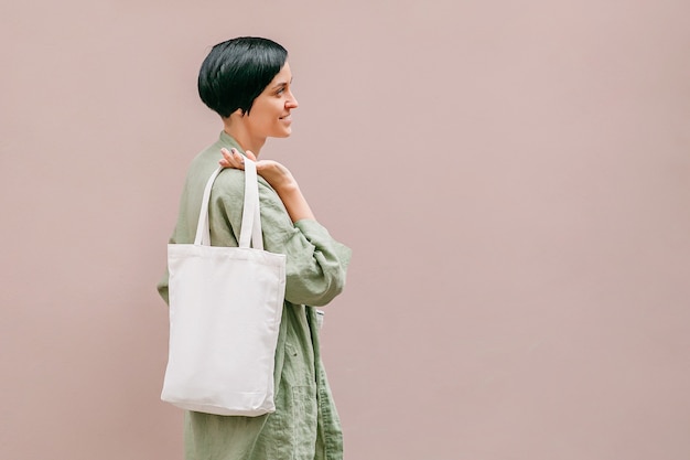 Vrouw met canvas draagtas. Herbruikbare eco-tas. Milieuvriendelijk concept.