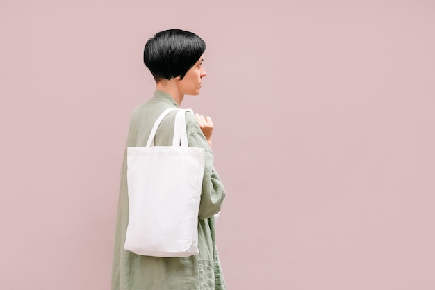 Vrouw met canvas draagtas. Herbruikbare eco-tas. Milieuvriendelijk concept.