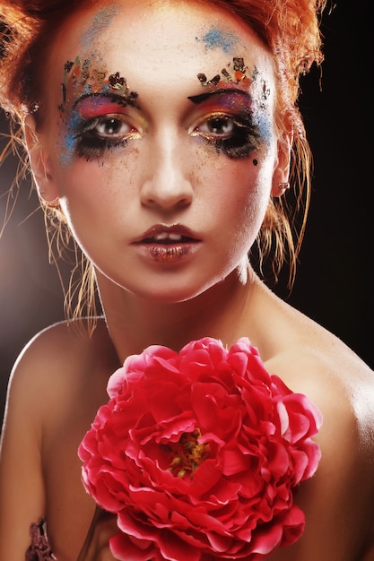 Vrouw met creatieve make-up