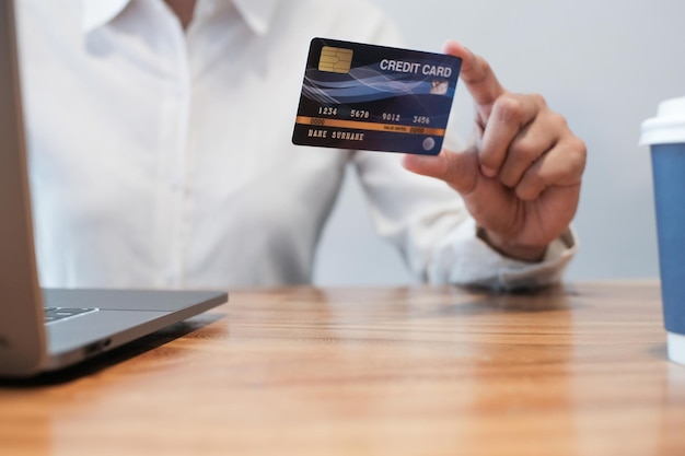 Vrouw met creditcard en laptopcomputer gebruiken Online winkelconcept