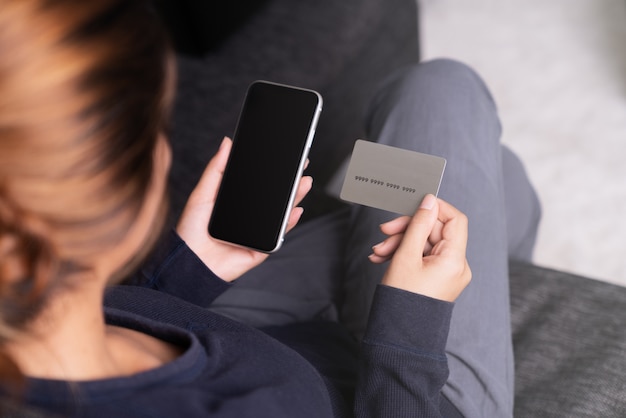 Vrouw met creditcard en smartphone