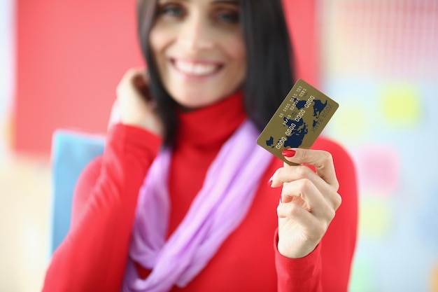 Vrouw met creditcard om in close-up te winkelen