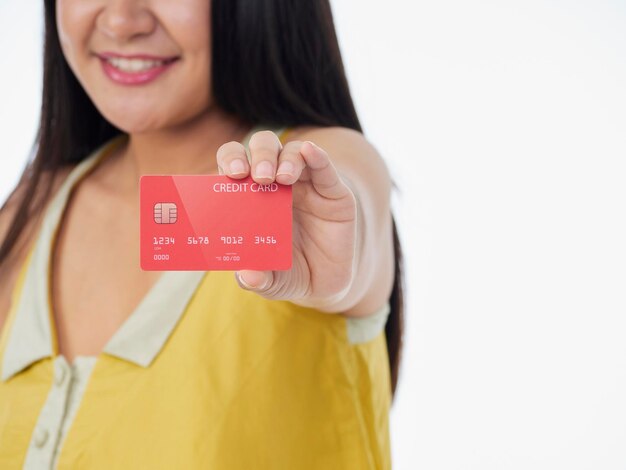 Foto vrouw met creditcard op witte achtergrond