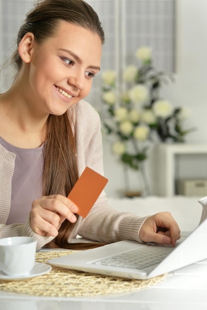 Vrouw met creditcard