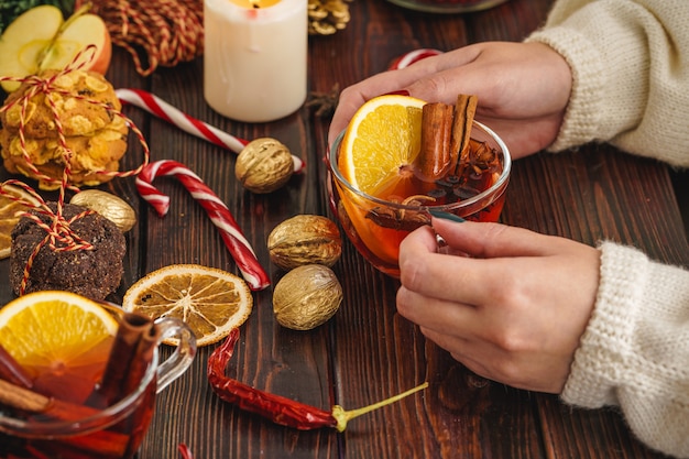 Vrouw met cup met glühwein in haar handen