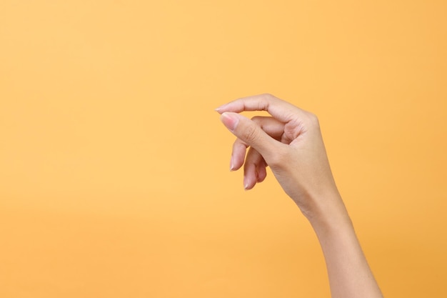 Foto vrouw met de hand een virtuele visitekaartje creditcard of blank papier geïsoleerd op gele achtergrond