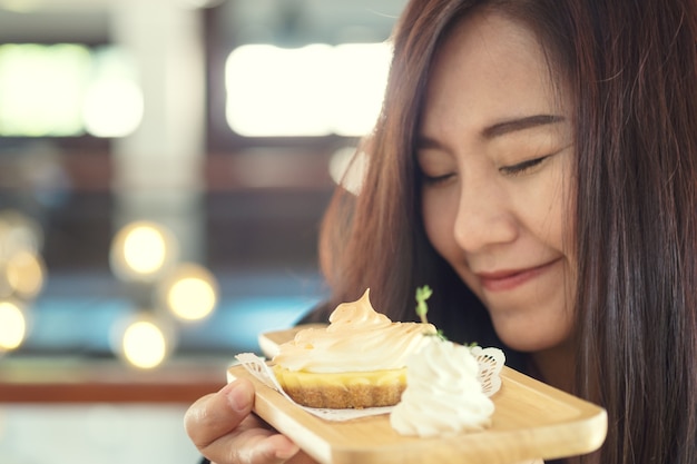 Vrouw met dessert