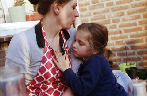 Vrouw met dochter thuis.