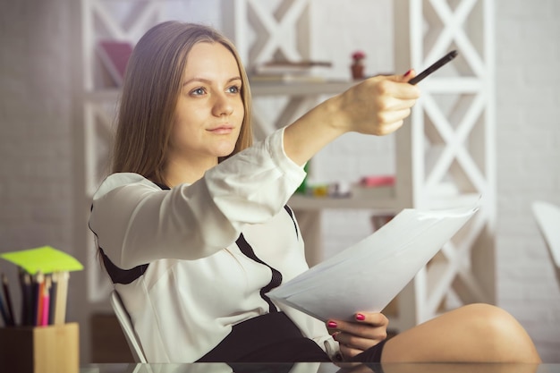 Foto vrouw met document