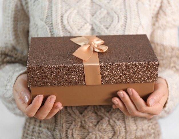 Vrouw met doos met kerstcadeau, close-up