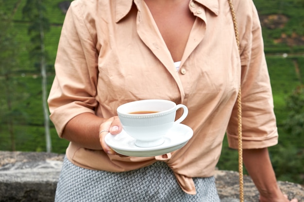 Vrouw met drankje Cup op plantage