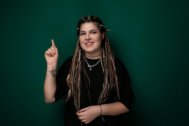 Vrouw met dreadlocks die naar de camera wijst