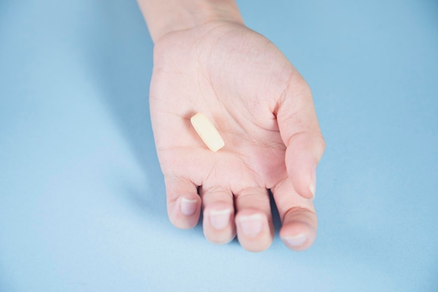 Vrouw met drugs op tafel