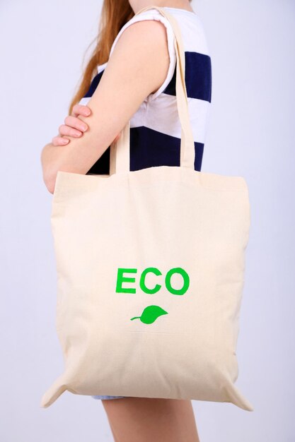 Vrouw met eco-tas geïsoleerd op wit