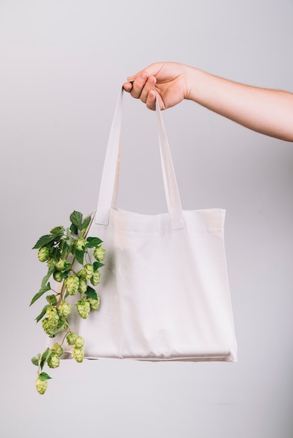 Vrouw met eco-vriendelijke tas