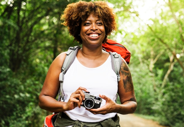 Vrouw met een analoge camera