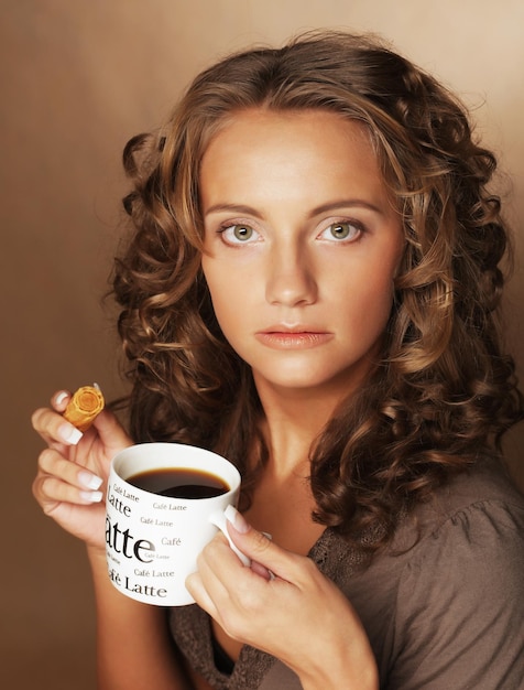 Vrouw met een aromatische koffie in handen