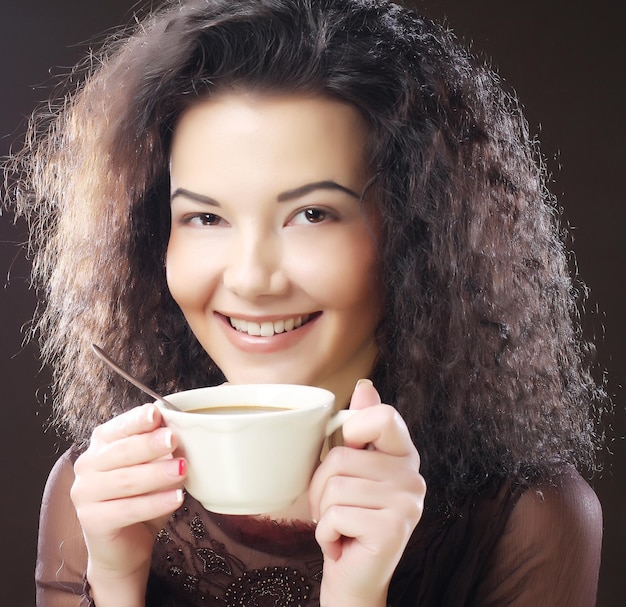 Vrouw met een aromatische koffie