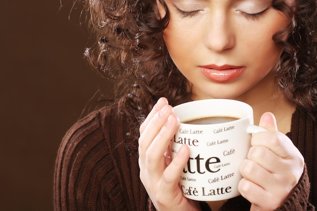 Vrouw met een aromatische koffie