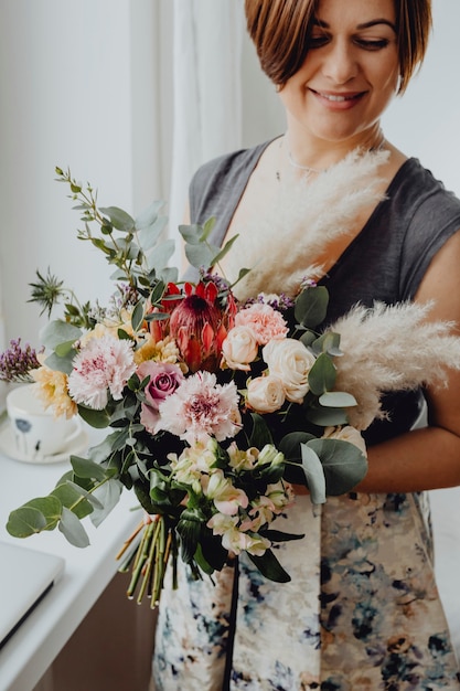 Vrouw met een bloemboeket