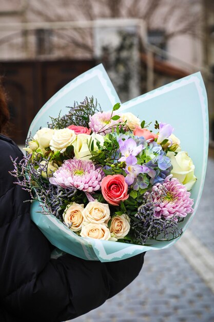 Foto vrouw met een boeket bloemen voor kopieerruimte