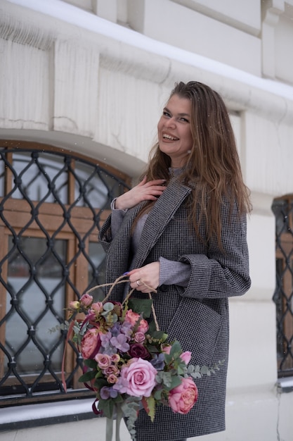 vrouw met een boeket bloemen