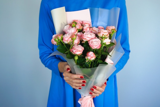 Vrouw met een boeket roze rozen