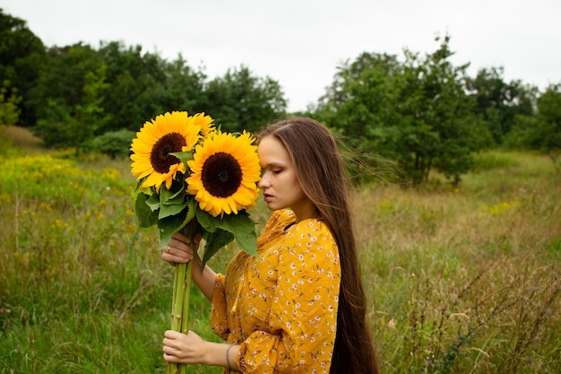 Vrouw met een boeket zonnebloemen