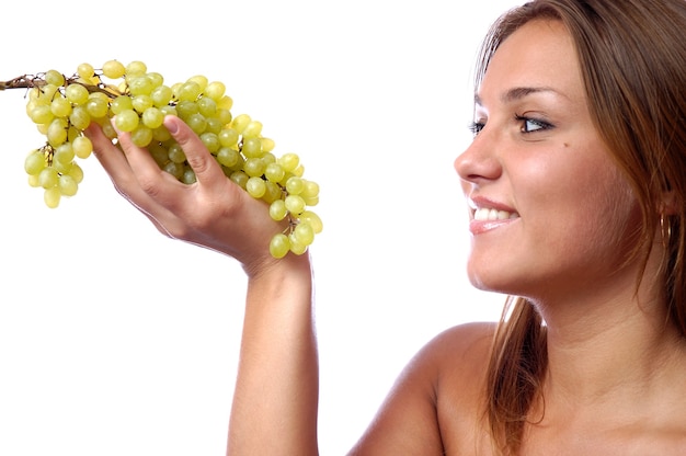 vrouw met een bos van rijpe groene druiven