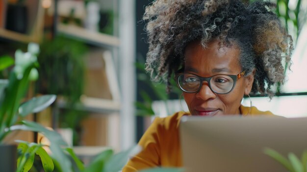 Vrouw met een bril die aan de computer werkt