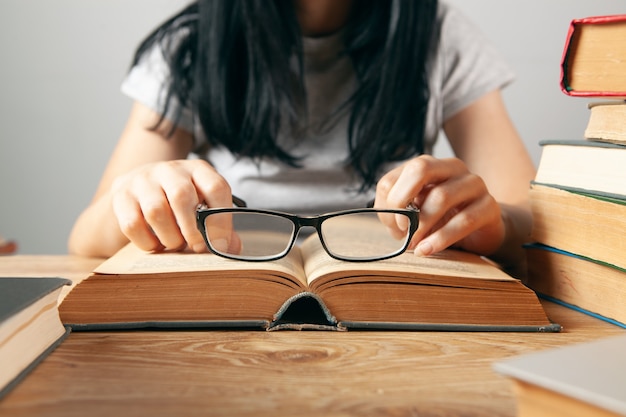 Vrouw met een bril voor een boek