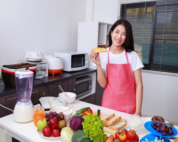 vrouw met een brood in Kichen kamer